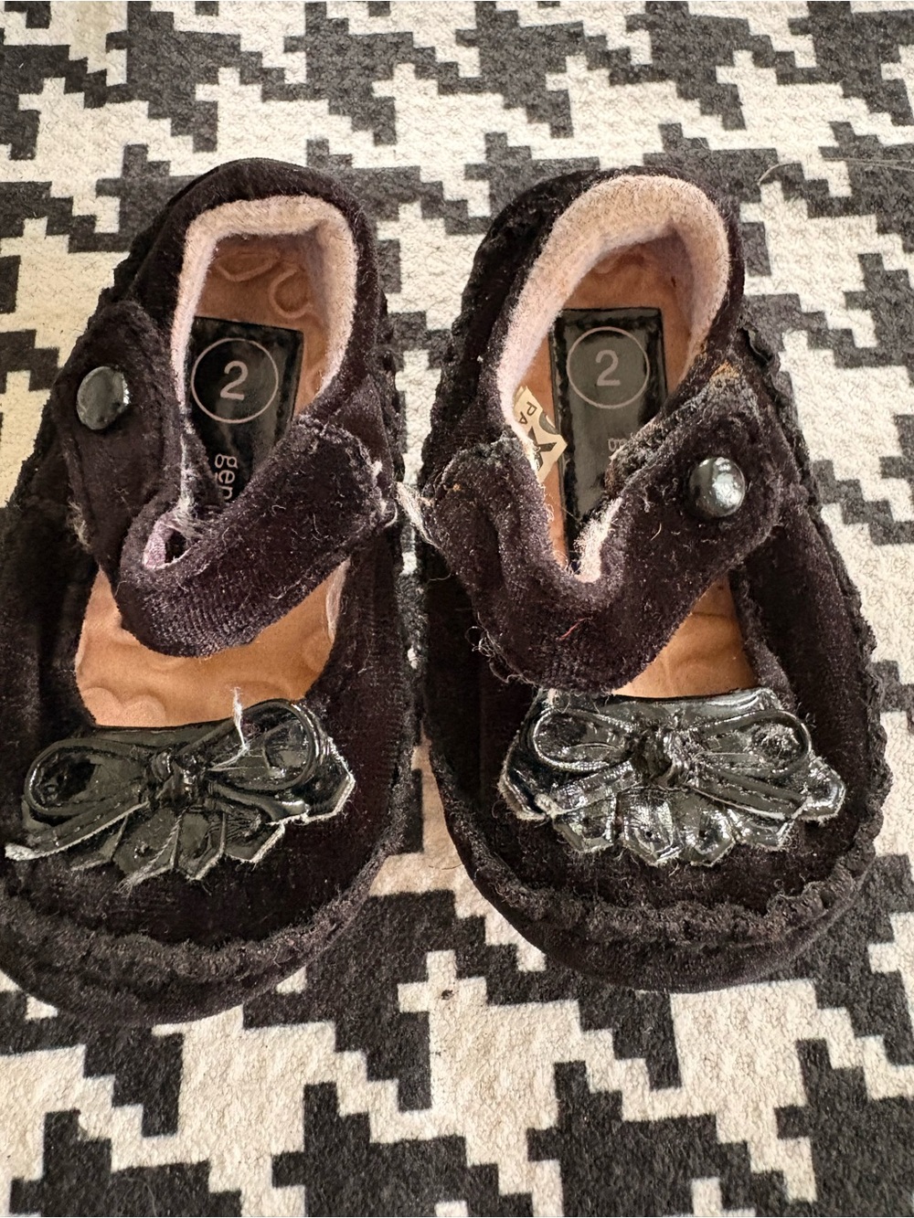 Genuine Kids from OshKosh Black Velvet Baby dress shoes size 2